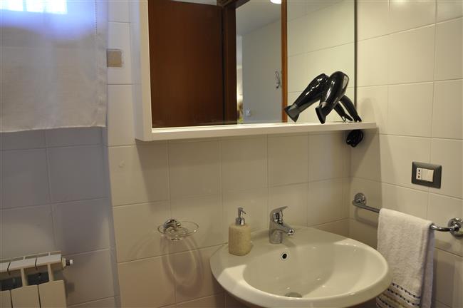 Badezimmer mit Dusche und Waschmaschine