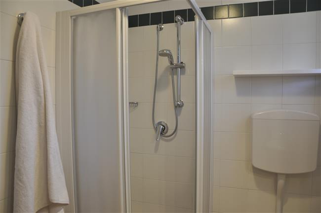 Badezimmer mit Dusche und Waschmaschine