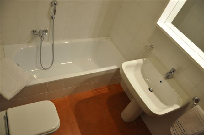 zweites Bad mit Badewanne