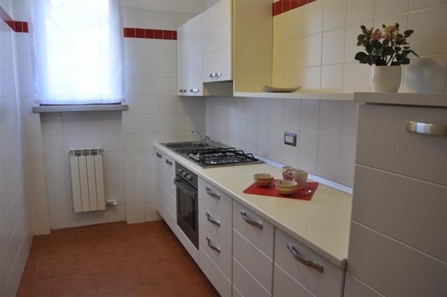 Küche mit Kühlschrank und Backofen