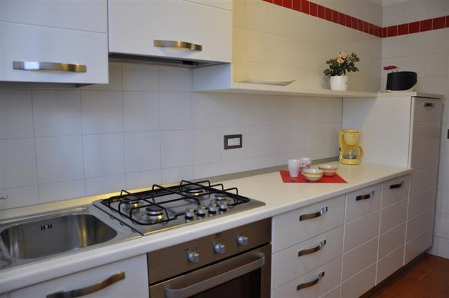 Küche mit Kühlschrank und Backofen