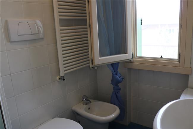 Badezimmer mit Dusche und Waschmaschine