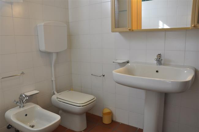 zweites Bad mit Badewanne