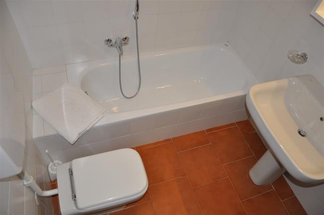 zweites Bad mit Badewanne