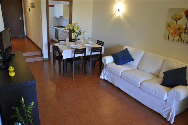 Wohnraum mit Sofa und SAT-TV