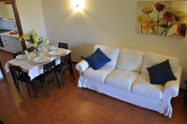 Wohnraum mit Sofa und SAT-TV