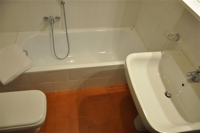 zweites Bad mit Badewanne
