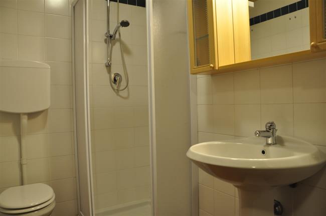 Badezimmer mit Dusche