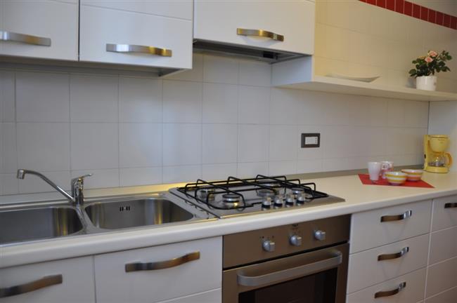 Küche mit Kühlschrank und Backofen