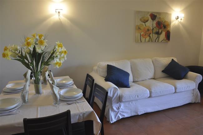 Wohnraum mit Sofa und SAT-TV