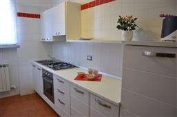 Küche mit Kühlschrank und Backofen