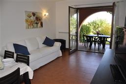 Wohnraum mit Sofa und SAT-TV