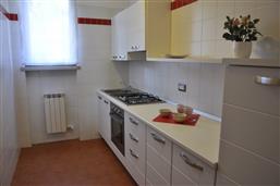 Küche mit Kühlschrank und Backofen