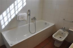 zweites Bad mit Badewanne