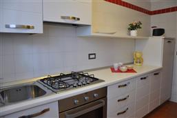 Küche mit Kühlschrank und Backofen