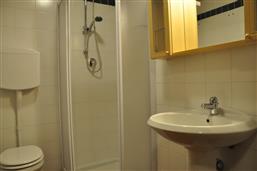 Badezimmer mit Dusche