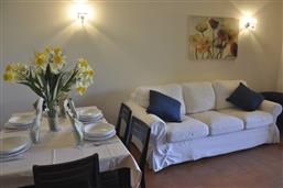 Wohnraum mit Sofa und SAT-TV
